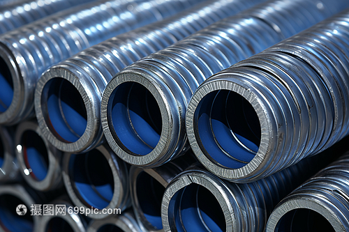 堆積的工業(yè)鋼管 力量與秩序的樂章